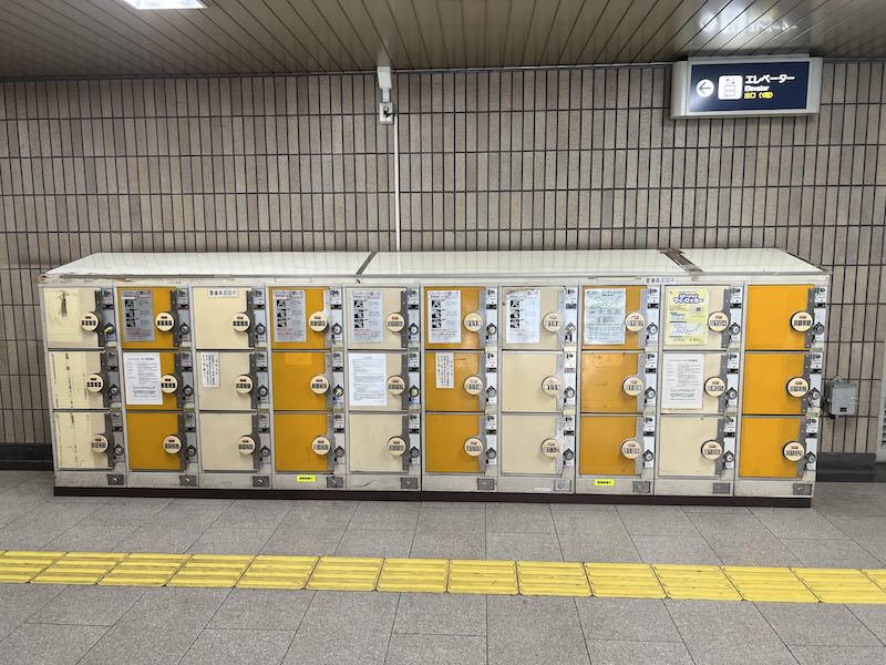 エレベーター前のコインロッカー