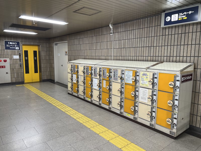 コインロッカーのすぐ横は1階出口へのエレベーター