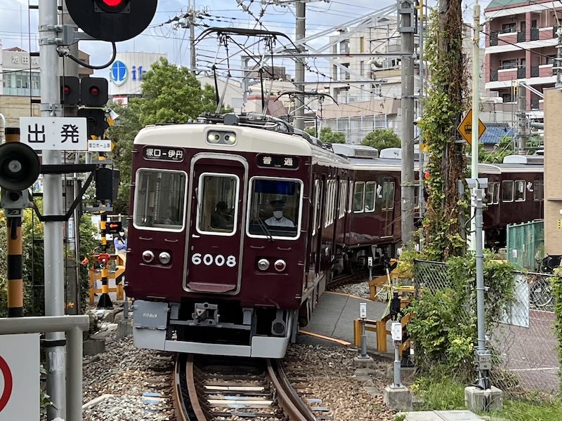 急カーブを曲がり塚口駅に入る阪急伊丹線の列車