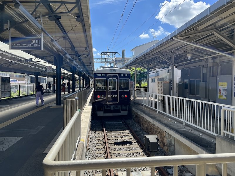 甲陽園駅で発車を待つ甲陽線の列車