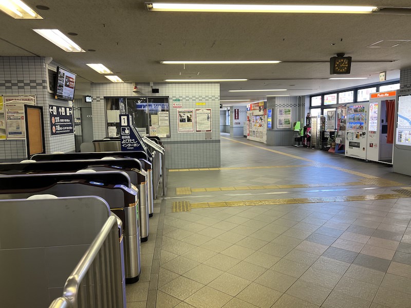 改札口を出て左が北出口への通路