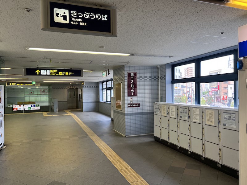 北出口への通路にあるコインロッカー