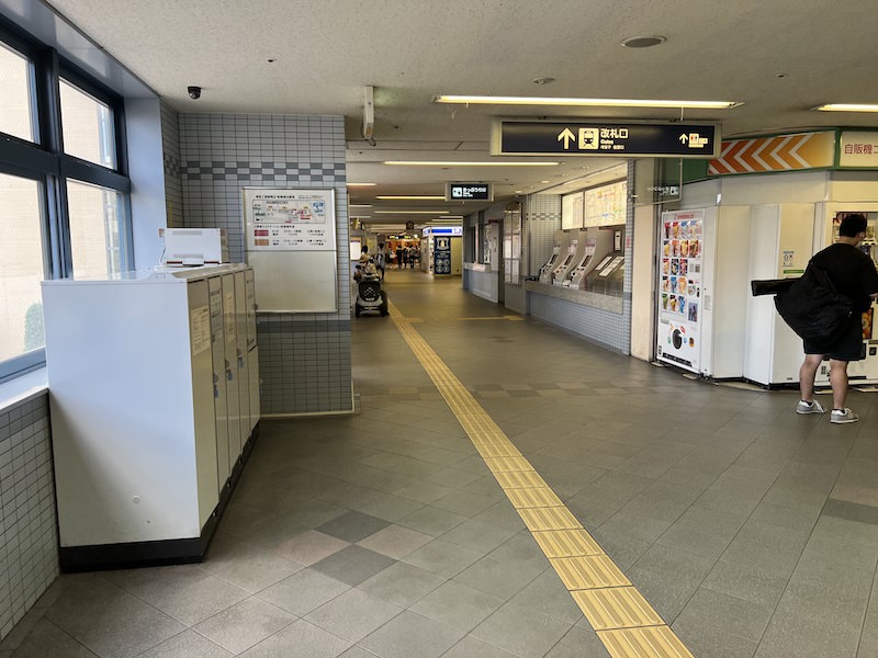 コインロッカー側から改札口を見たところ