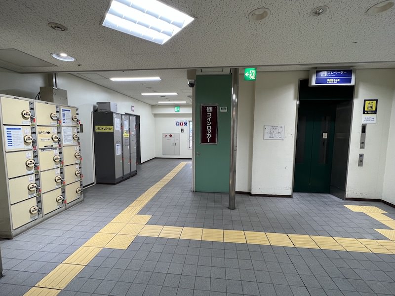 コインロッカーのすぐ近くに北出口へのエレベーターがある