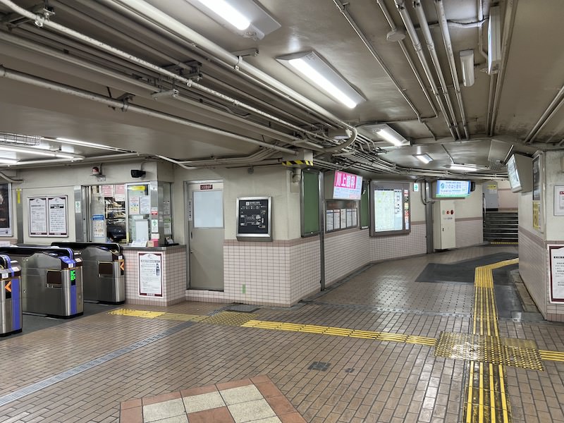 地下にある改札口を出て左側がコインロッカーがある東出口への通路