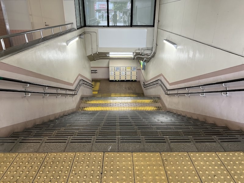 地上にある東出口から見たコインロッカー