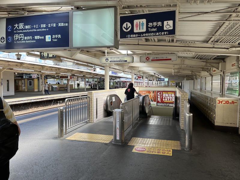 神戸三宮方面行きホーム上にあるコインロッカー。エスカレーターとのあいだにあり通路が狭い。