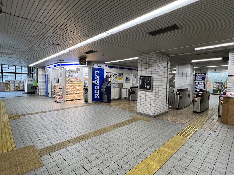 改札口を出て右側の南口にコインロッカーがある