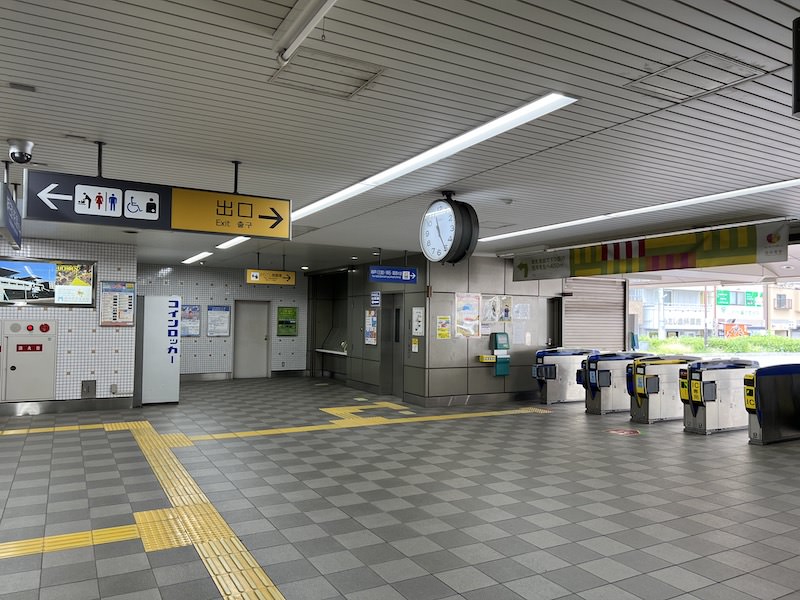 改札内、神戸三宮・明石・姫路方面行きホームへのエレベーター前にコインロッカーがある。