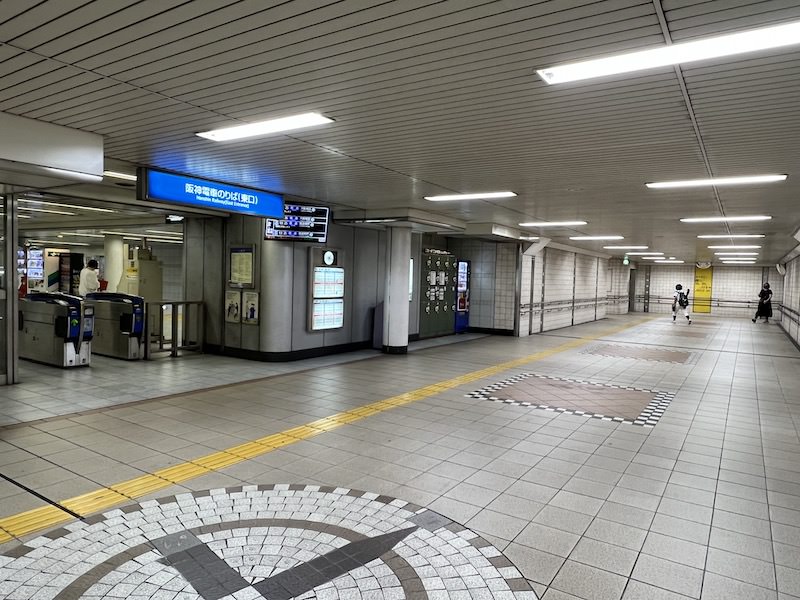 東改札口を出て左側の地下通路内にコインロッカーがある