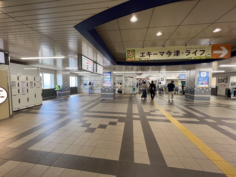 阪神今津駅の改札口。左側にコインロッカーが見える。