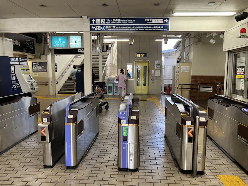 南改札口を入って正面にある大阪梅田方面行きホームへのエレベーターの右側にコインロッカーがある