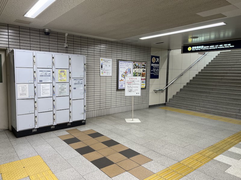 5号線ホームへの階段・エレベーター（写真の左にある）前にあるコインロッカー
