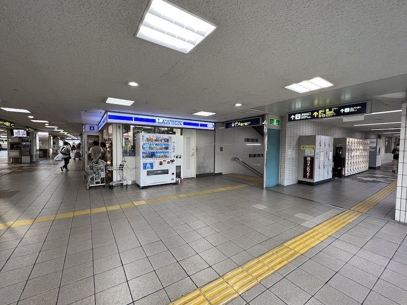 ローソンの奥が西改札口。ローソン右側の出口4の横の通路内にコインロッカーがある。