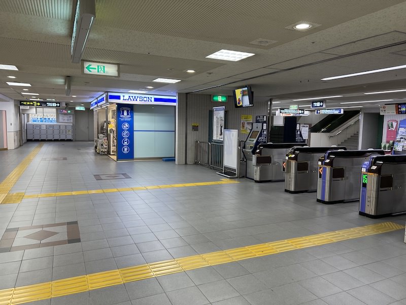 東改札口。奥の通路入口にコインロッカーがある。