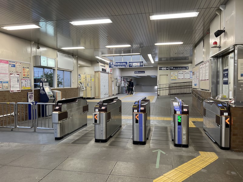 北改札口構内左側にコインロッカーが見える