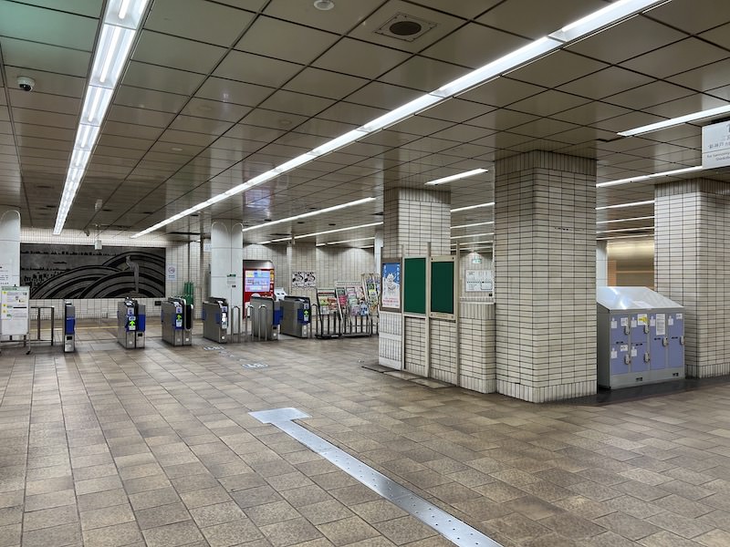 改札口すぐ前にあるコインロッカー