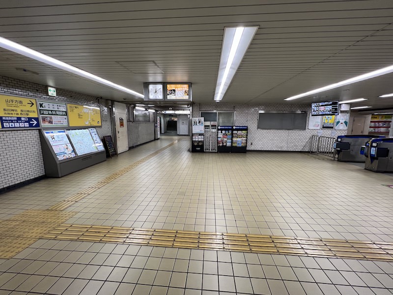 右が西改札口。左にある「山手方面」の通路を進む。