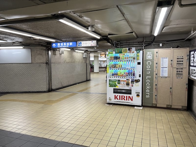 コインロッカー側から西改札口方向を見る