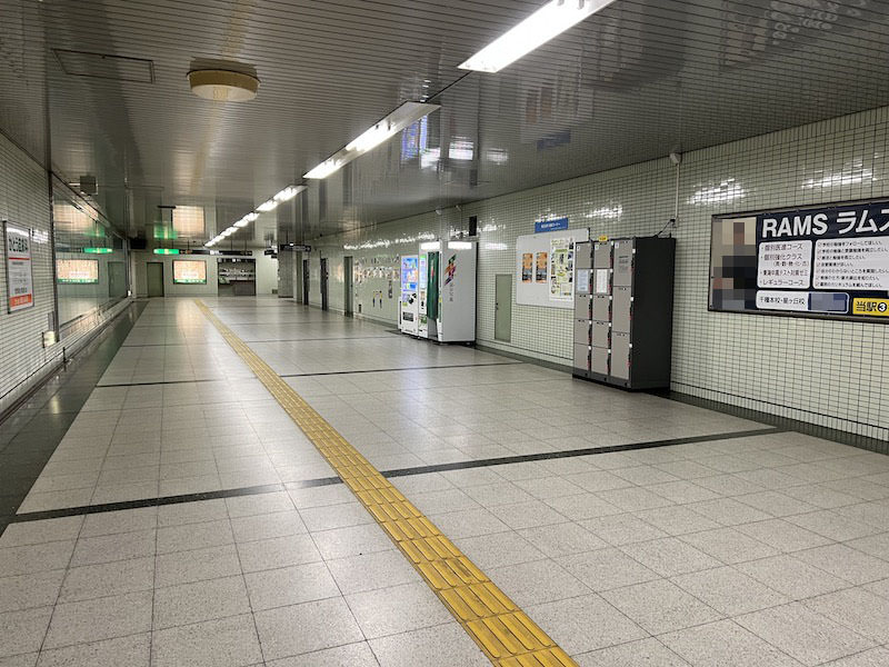 通路を進むとコインロッカーがある
