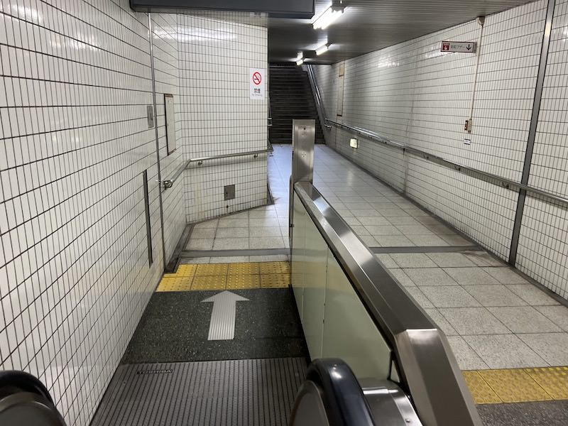 各出口への上りエスカレーターは踊り場までしかない