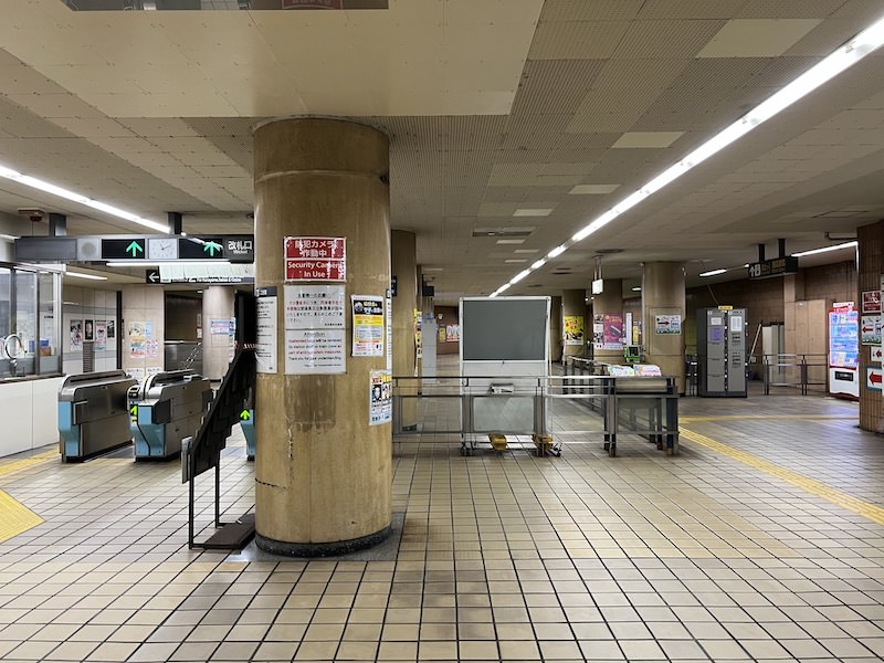 改札口すぐ横にあるコインロッカー