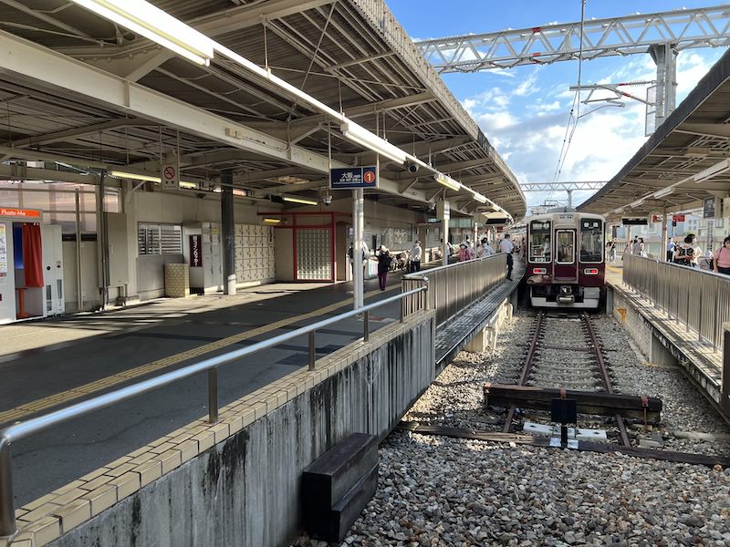 線路の左側の1号線乗車ホームにコインロッカーがある