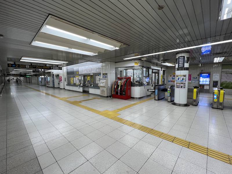 改札口を出て右側にある2・3出入口へ向かう通路内にコインロッカーがある