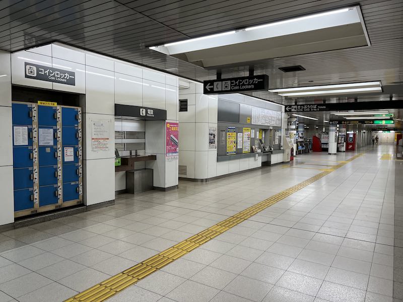 コインロッカー側から見た改札口