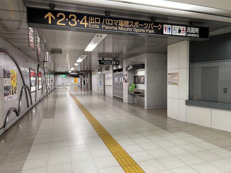 通路内にコインロッカーがある