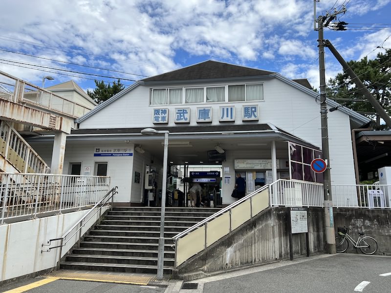 武庫川駅西改札口。西宮市側にある。