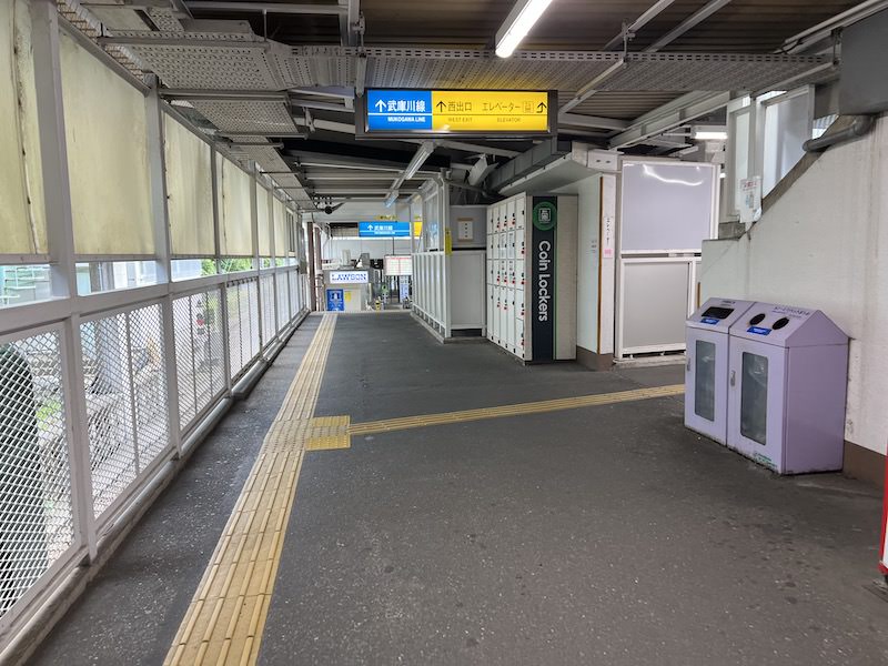 改札内の通路にあるコインロッカー。 コインロッカーすぐ横の開口部は西改札口・神戸方面行きホームとをつなぐエレベーターへの通路。