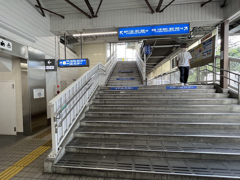 西改札口から見た本線各ホームへの通路。コインロッカーがあるのは右側の通路。左側のエレベーターでも行ける。