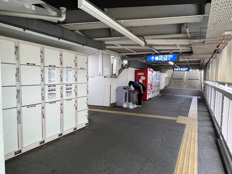 西改札口側から見たコインロッカー。大阪・奈良方面行きホームへは階段か階段手前左のエレベーターでアクセスできる。