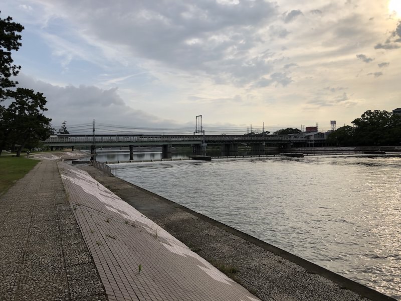 武庫川河川敷から見る武庫川駅。左側が西宮市、右側が尼崎市。