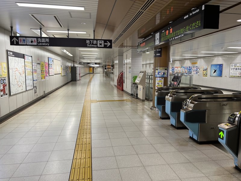 改札口から見たコインロッカー