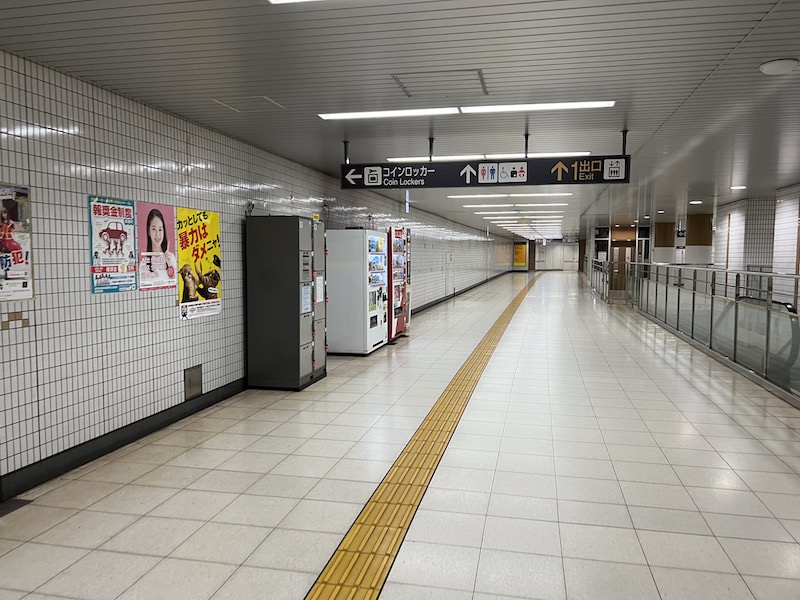 1出入口への通路内にコインロッカーがある