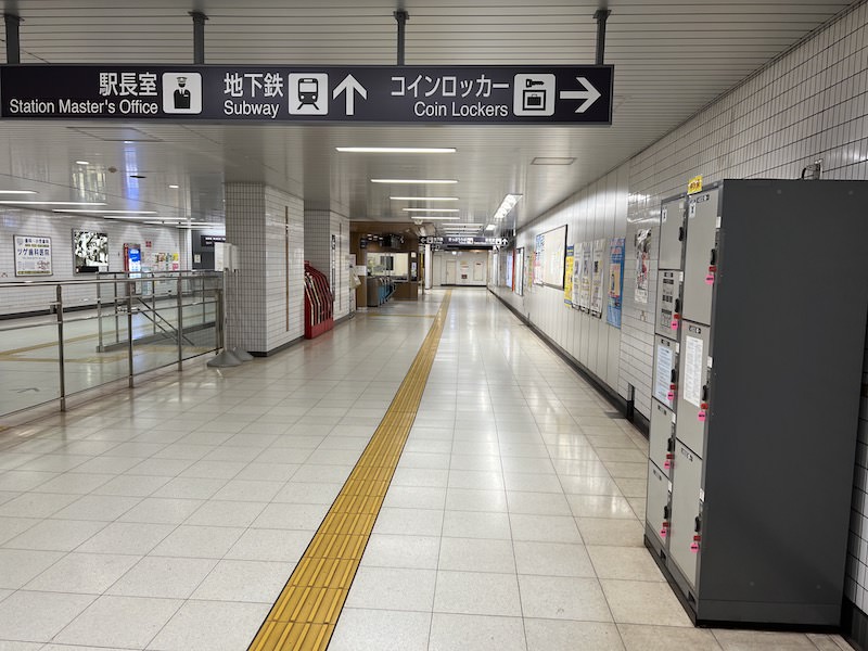 コインロッカー側から見た改札口