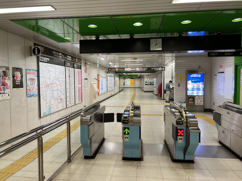 改札口を出て通路をまっすぐ進む