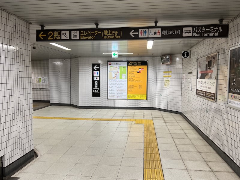 通路の突き当たりを左へ