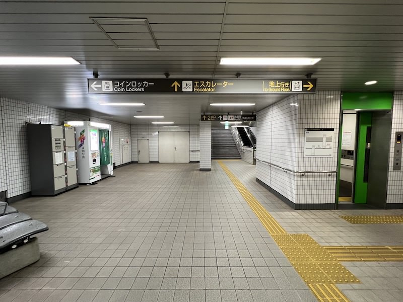 左へ曲がったところにコインロッカーがある