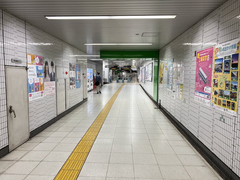 通路を右に行くと改札口