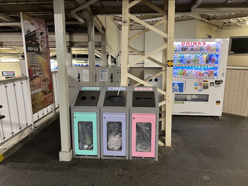 西宮北口方面行きホーム上にあるコインロッカー。奥が東改札口。階段のほかにエレベーターでアクセスできる。