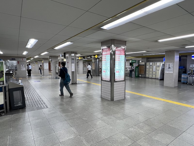 左が普段列車が発着するホームへつながる中東改札。奥の中西改札の横にコインロッカーがある。