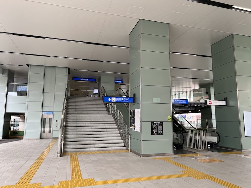 地上からはエスカレーターとエレベーターでアクセスできる