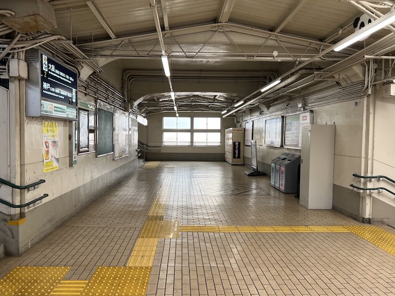 神戸三宮方面行きホームからの階段を降りたところにコインロッカーがある