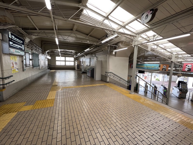 コインロッカーから見た改札口。改札口へは階段しかない。