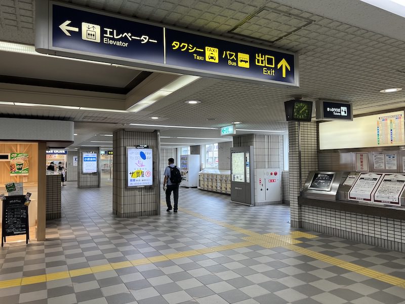 改札を出て出口へ向かう通路内にコインロッカーがある