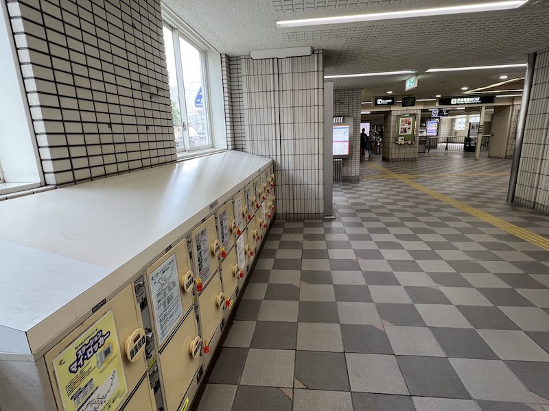 コインロッカー側から見た改札口