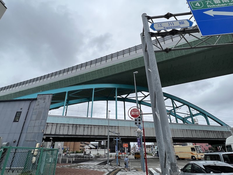 六番町駅地上から見る東海道新幹線の高架橋とそれをさらにまたぐ名古屋高速4号東海線の高架橋